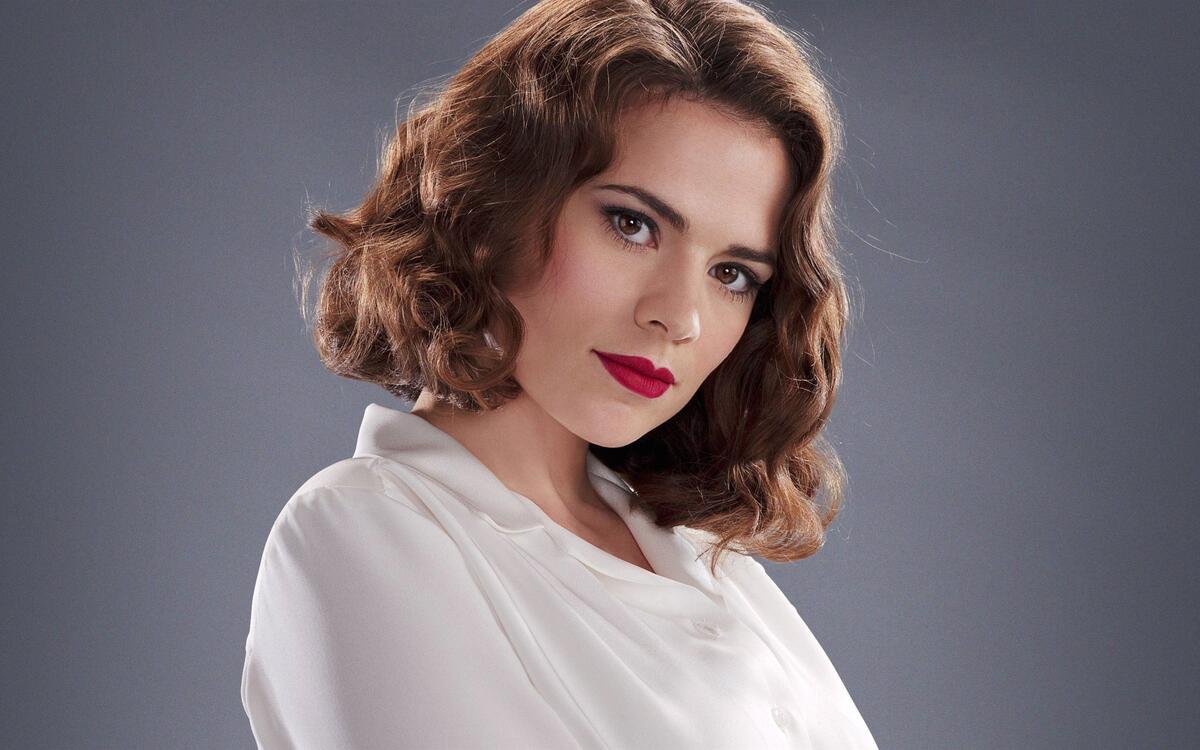 Hayley Atwell with red lipstick on her lips