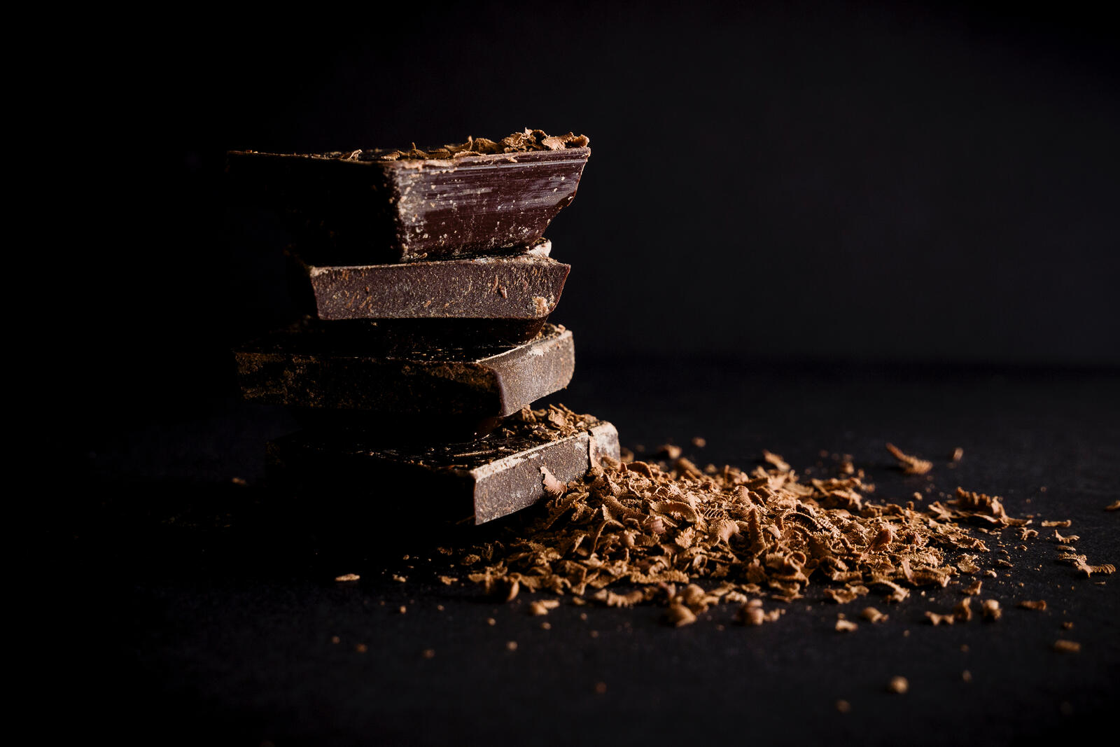 Бесплатное фото Черный шоколад в темноте