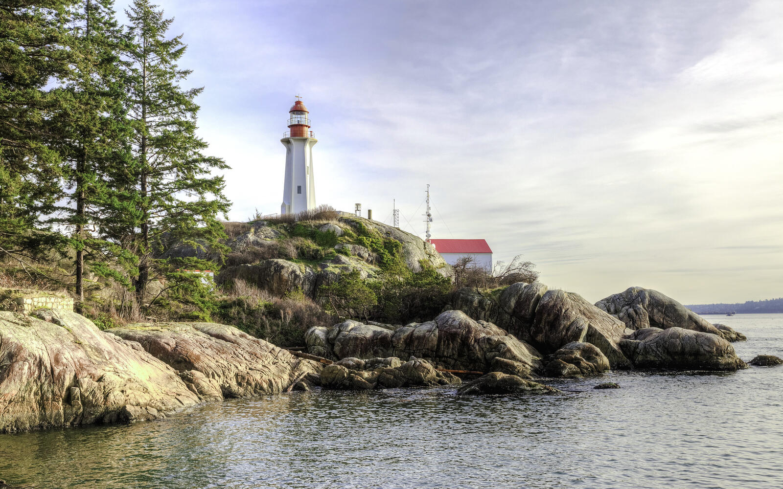 Free photo Lighthouse on a rocky seashore