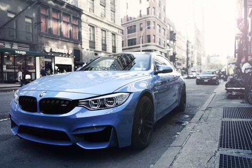 BMW 3 Series E90 голубого цвета