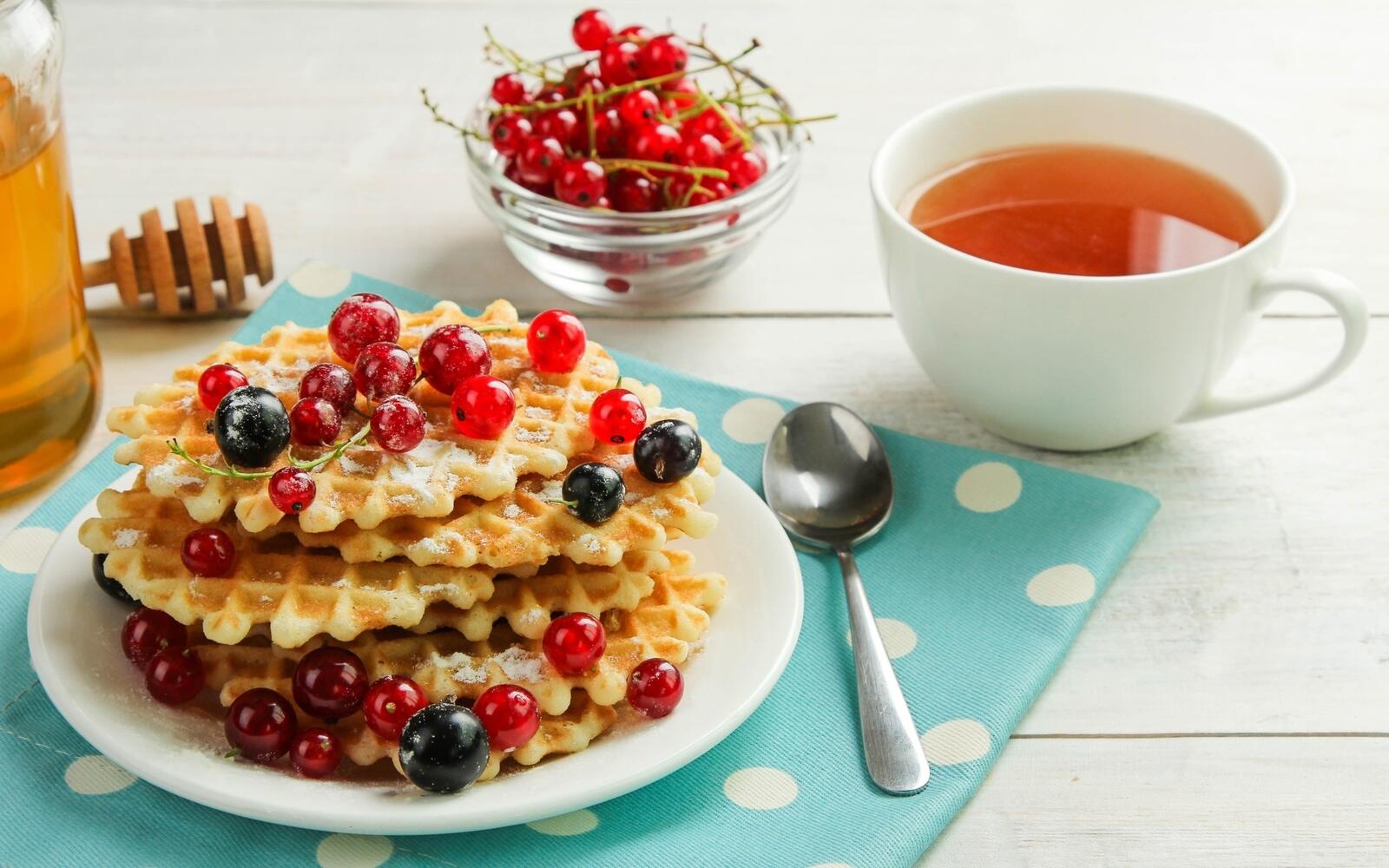 Free photo Delicious waffles with berries and tea.