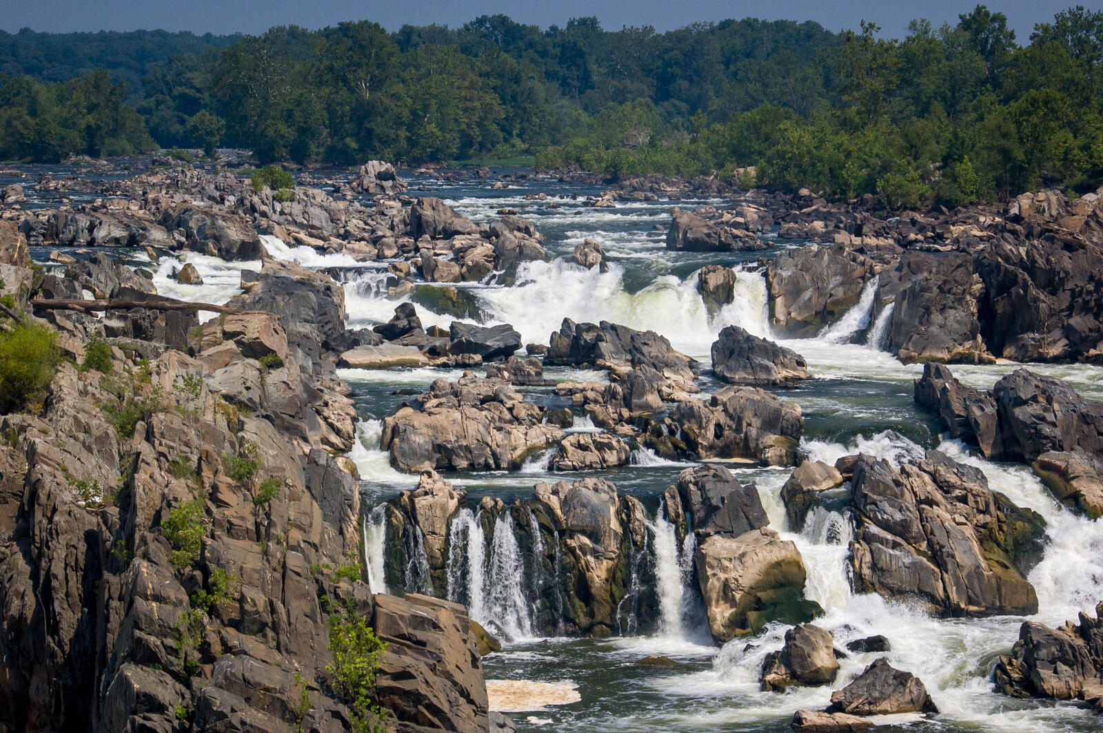 Бесплатное фото Многоэтажный водопад в скалах