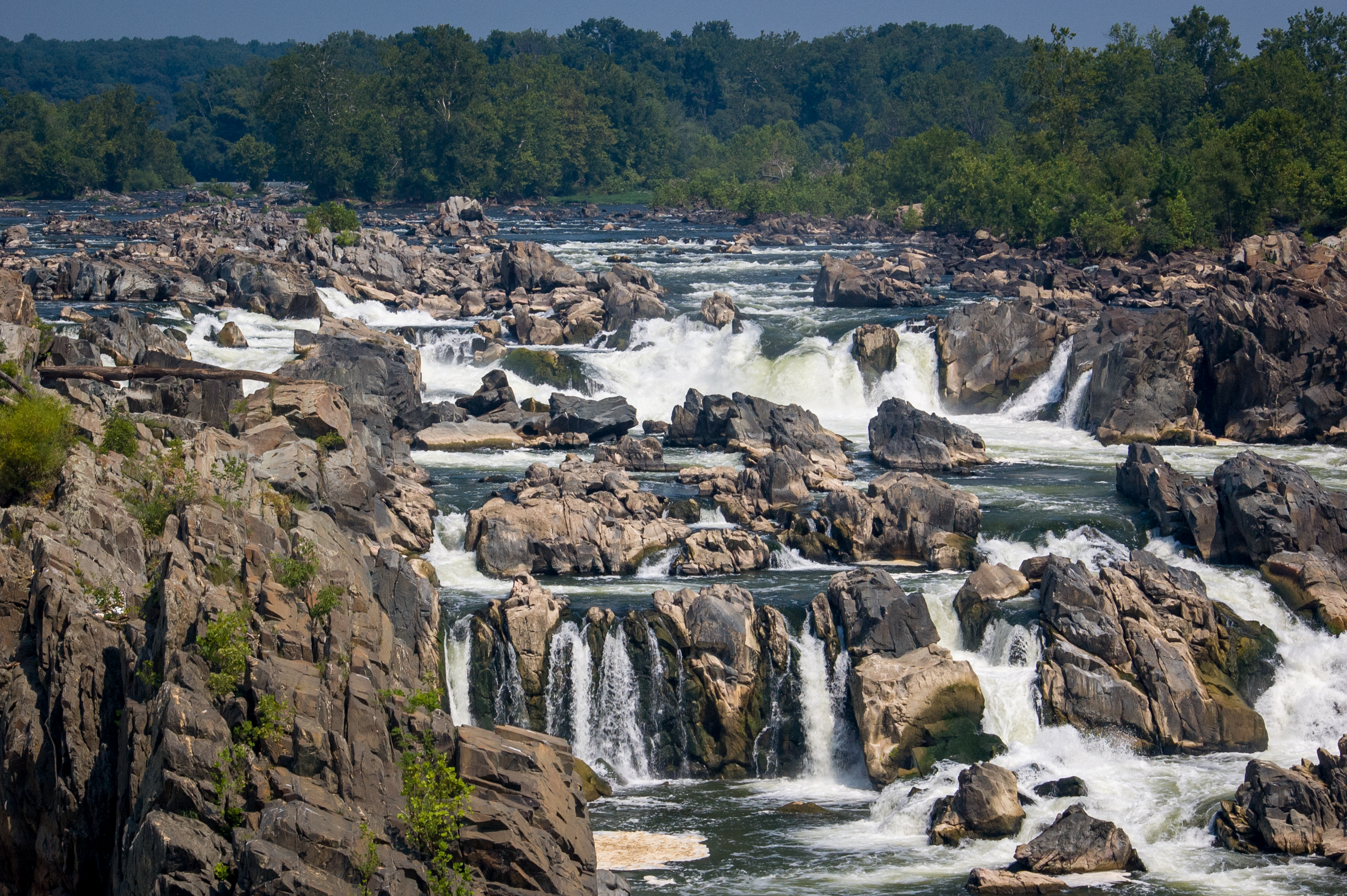 Бесплатное фото Многоэтажный водопад в скалах