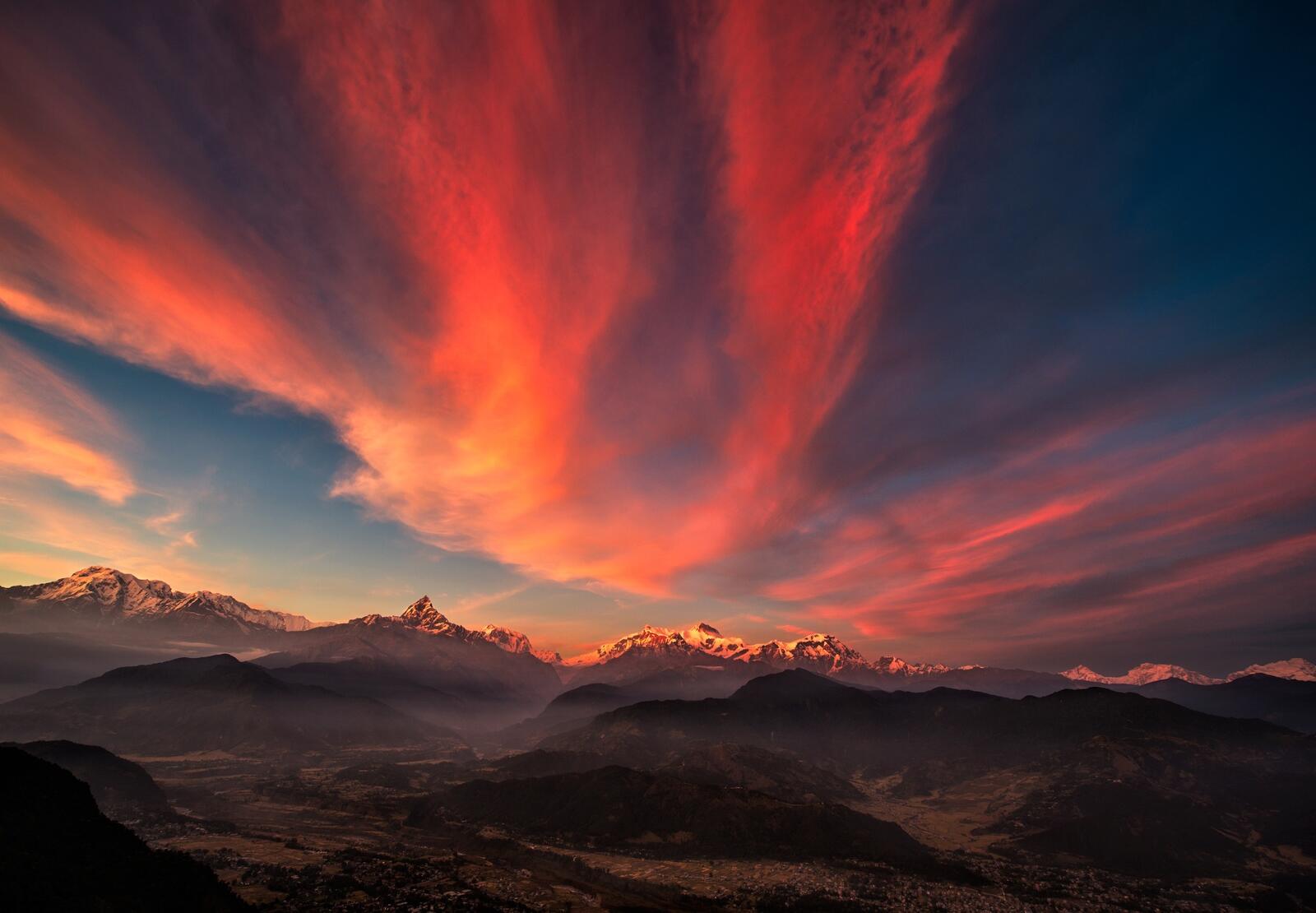 Бесплатное фото Красивый закат с красными облаками