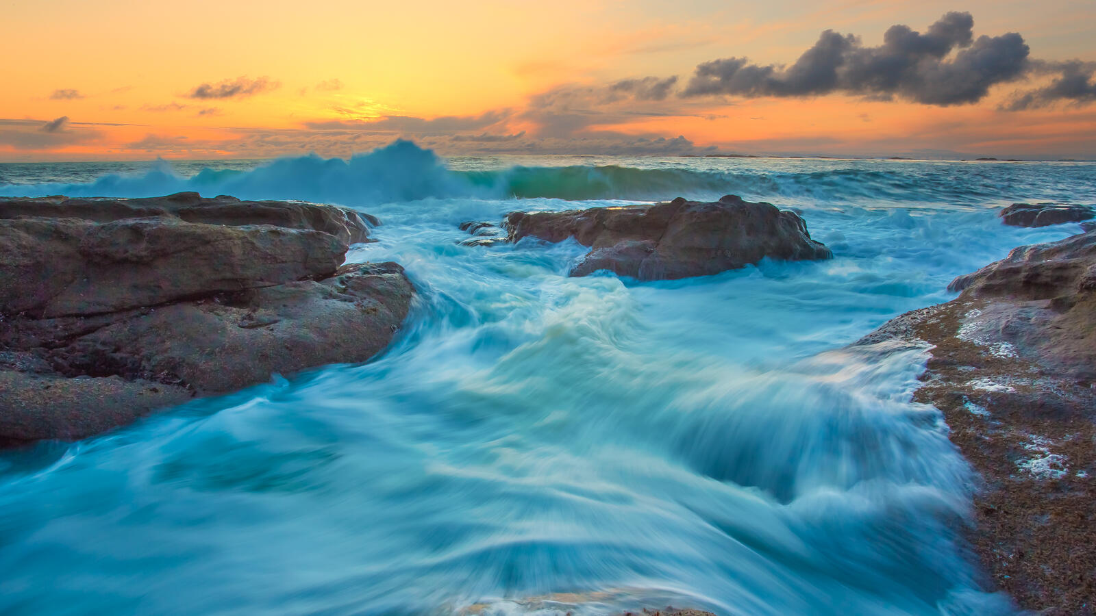 Бесплатное фото Сильный морской поток голубого цвета