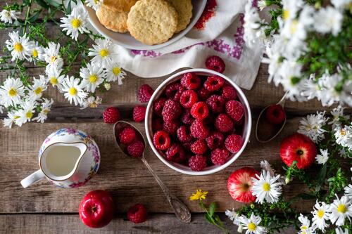 A table of raspberries