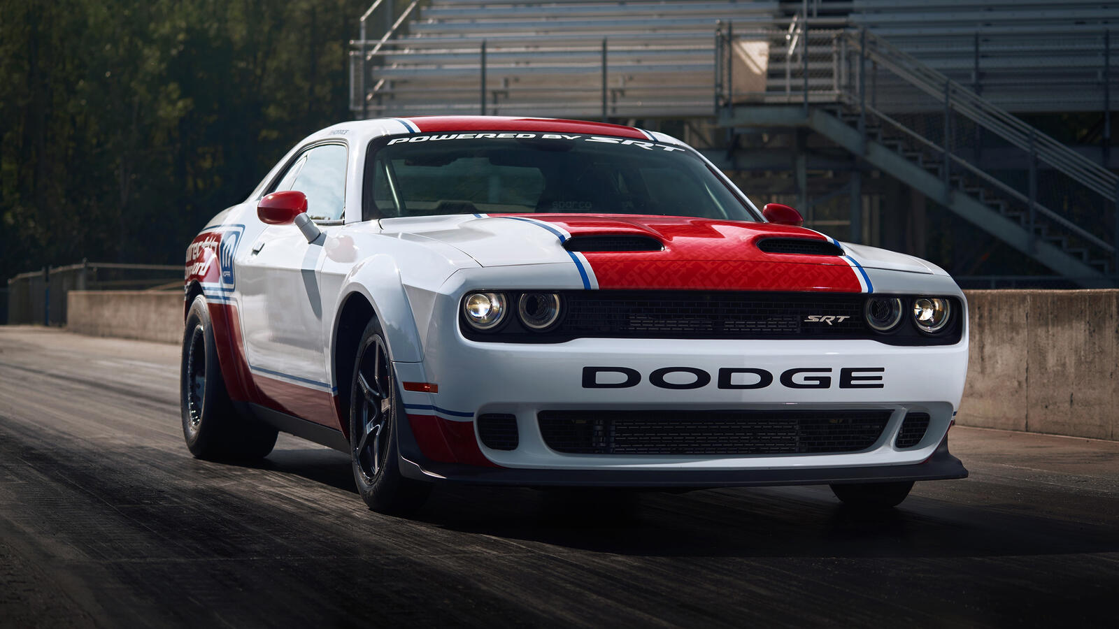 Бесплатное фото Dodge Challenger с красной полосой на капоте