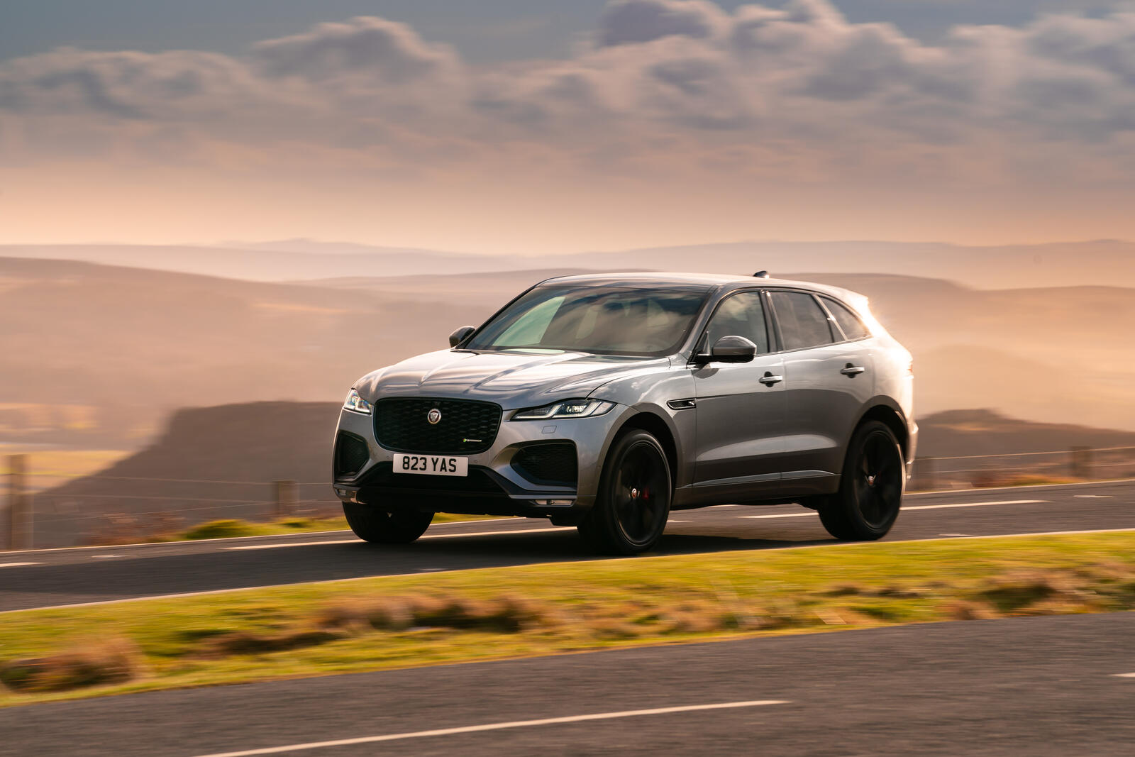 Free photo The 2021 Jaguar Jeep in motion