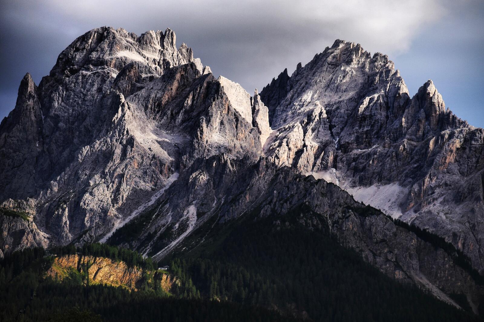Бесплатное фото Скалы на вершине горы