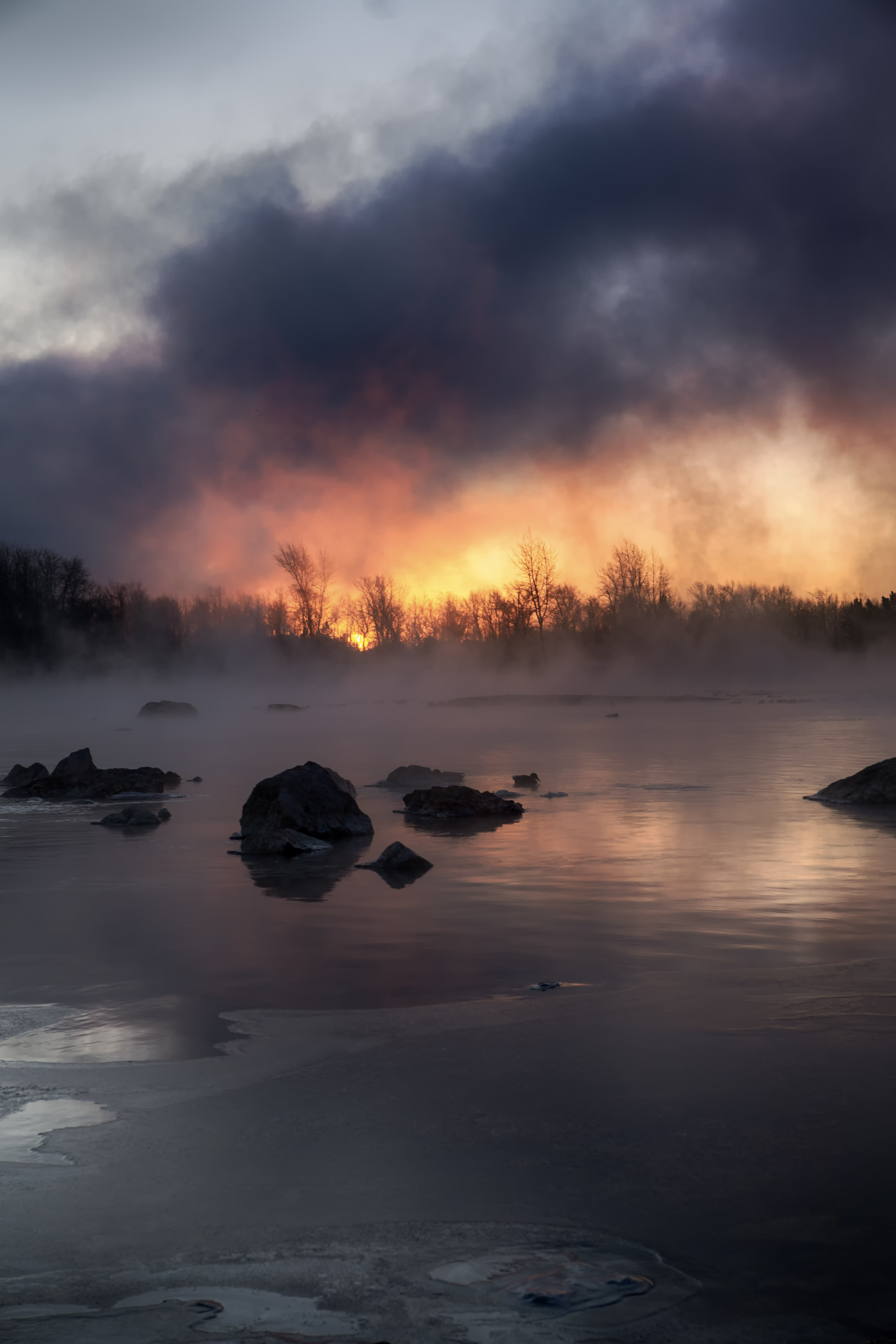 免费照片叶尼塞河上的薄雾晨曦