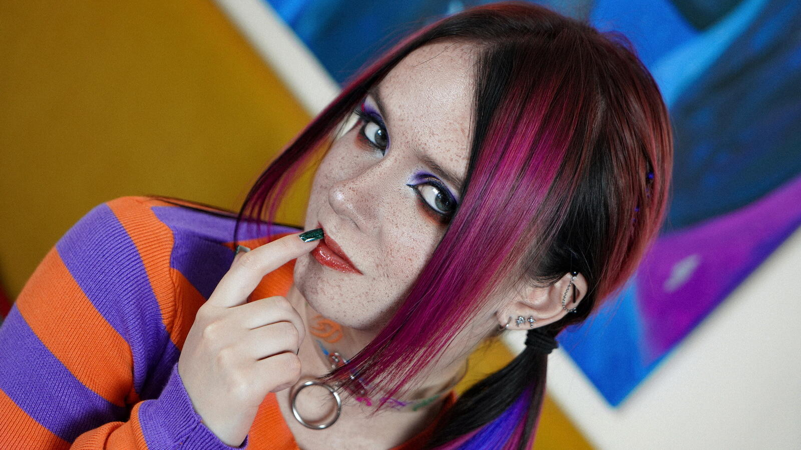 Free photo Portrait of model Rainbow Satanica in a room