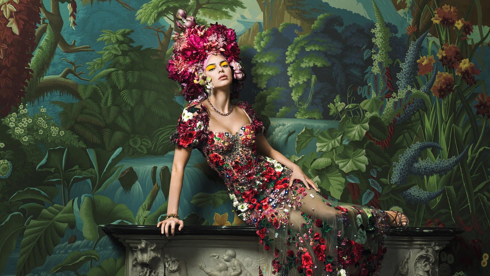 Бесплатное фото Девушка в необычном цветочном наряде