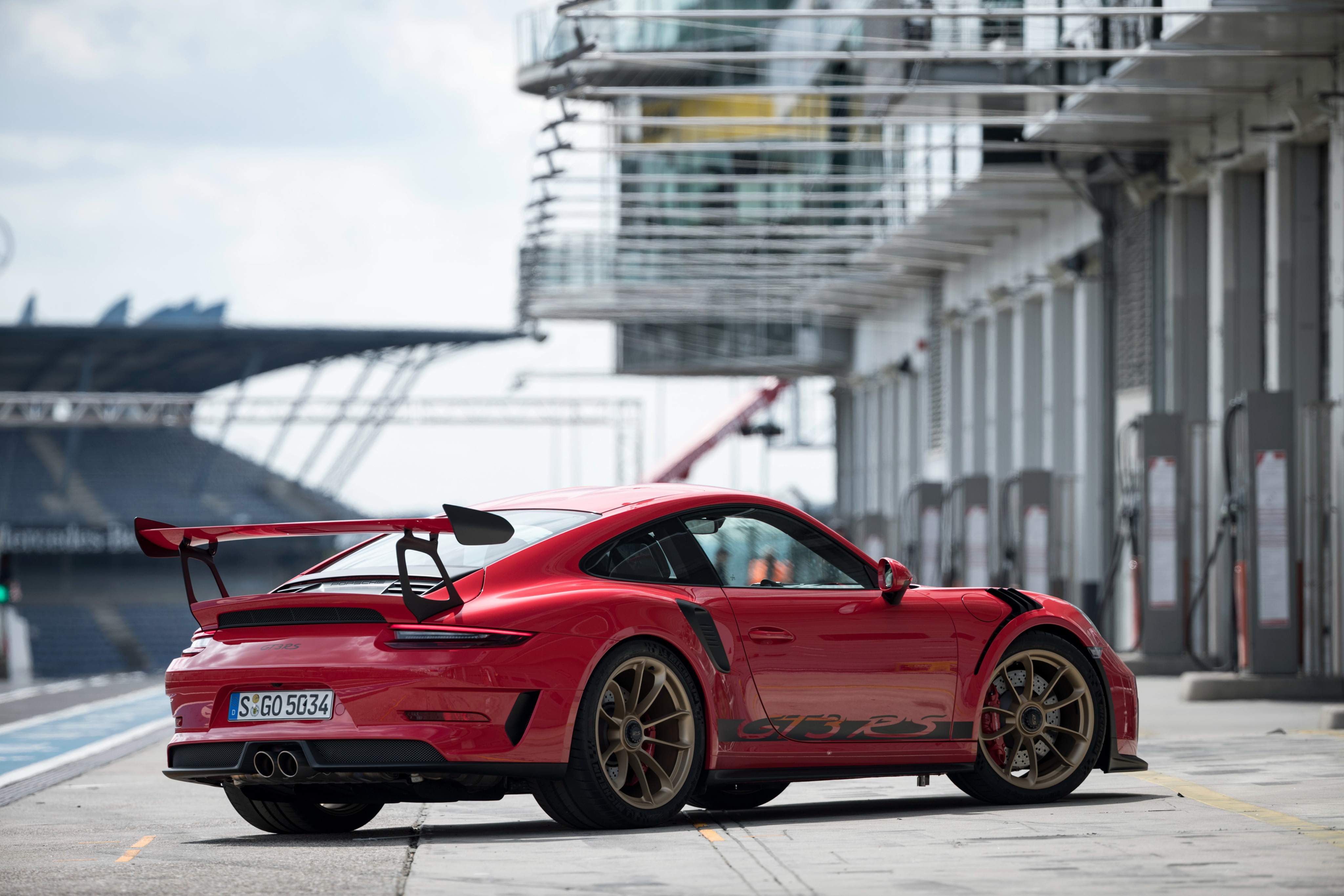 Задняя часть Porsche 911 на спортивной трассе