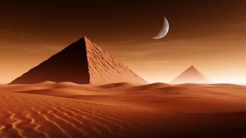 Пирамиды в пустыне на закате