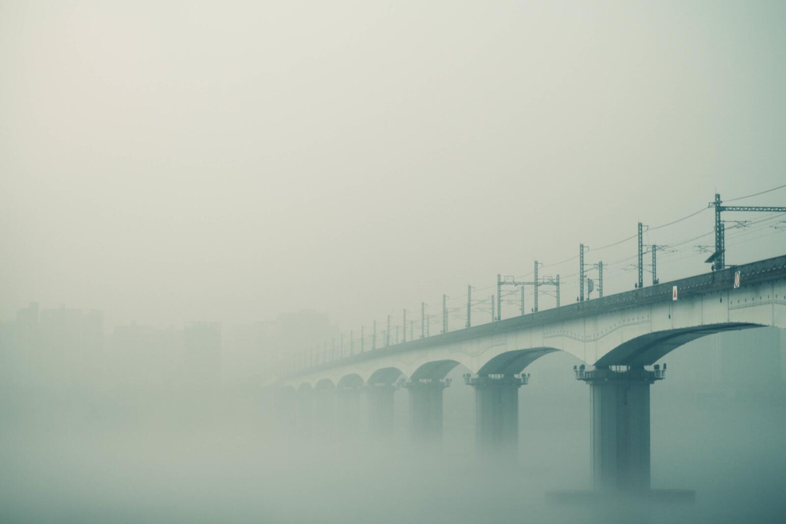 Бесплатное фото Мост в тумане