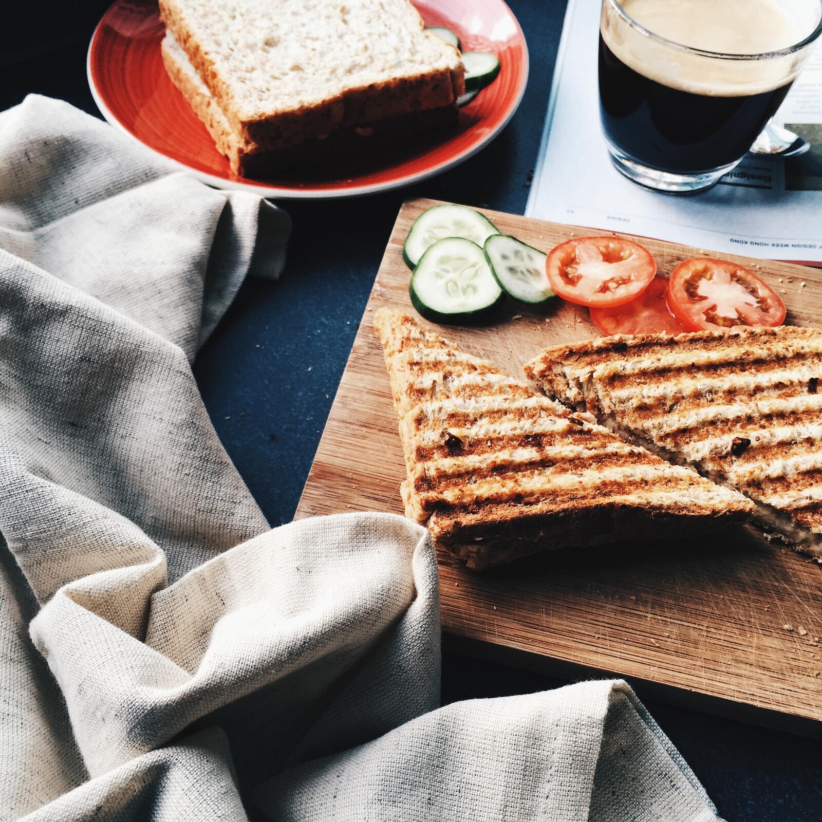 Бесплатное фото Самодельный сэндвич на завтрак