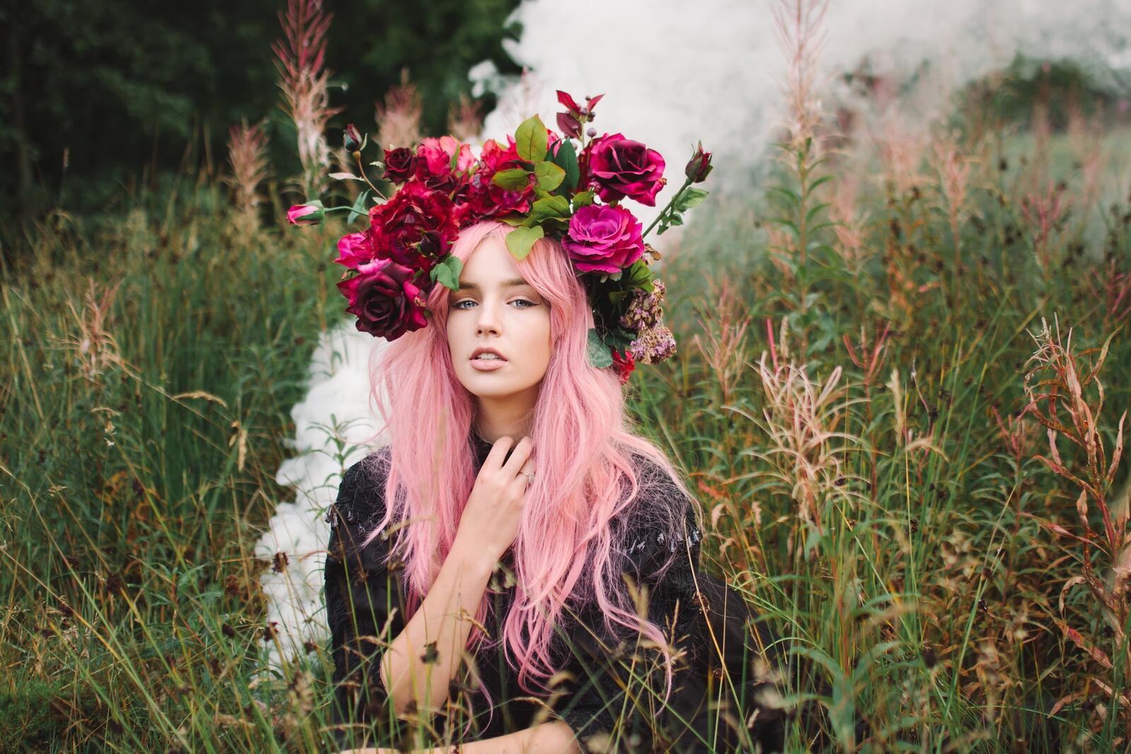 Бесплатное фото Девушка с цветами в волосах