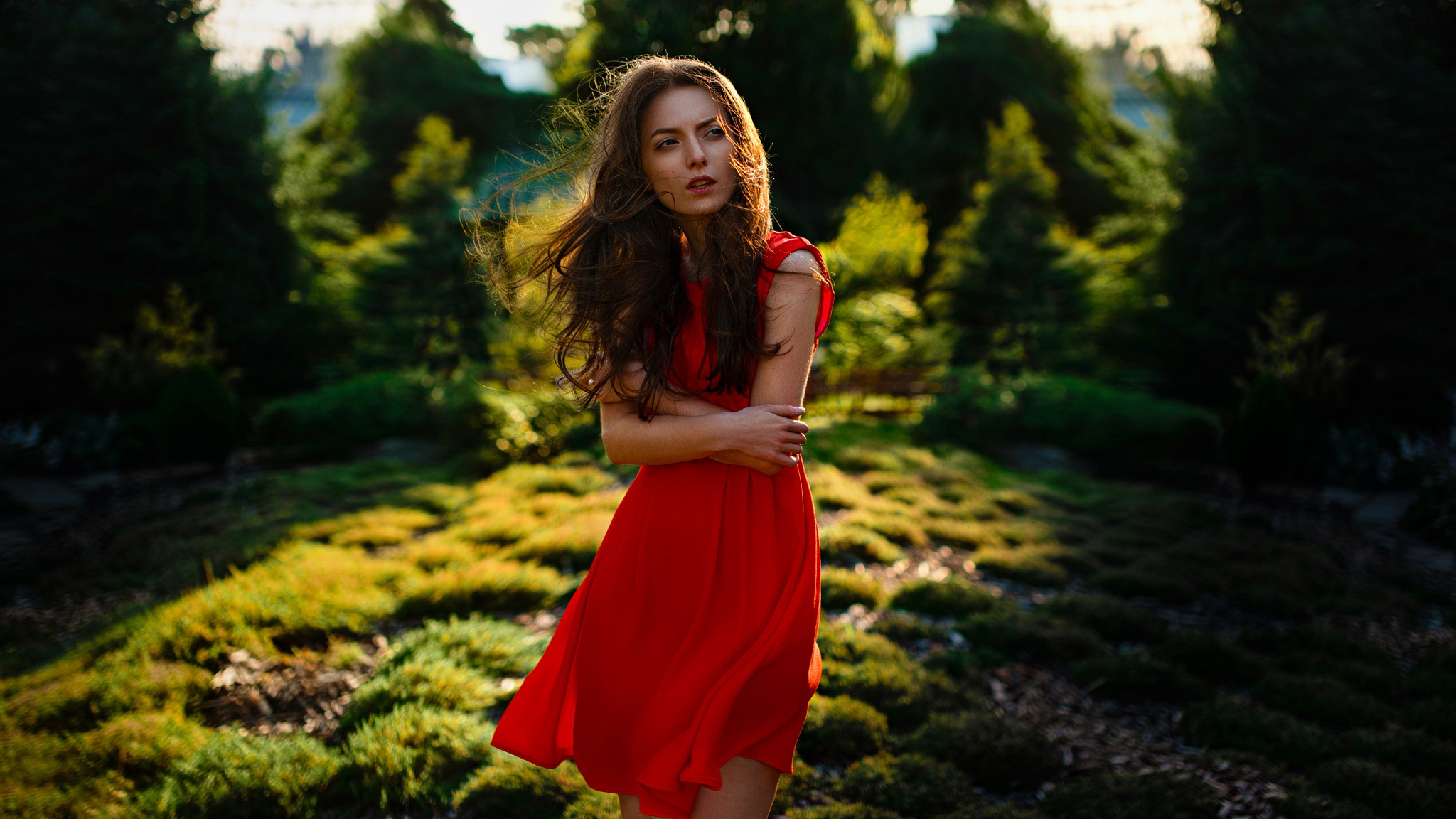 Бесплатное фото Девушка в красном платье смотрит в сторону