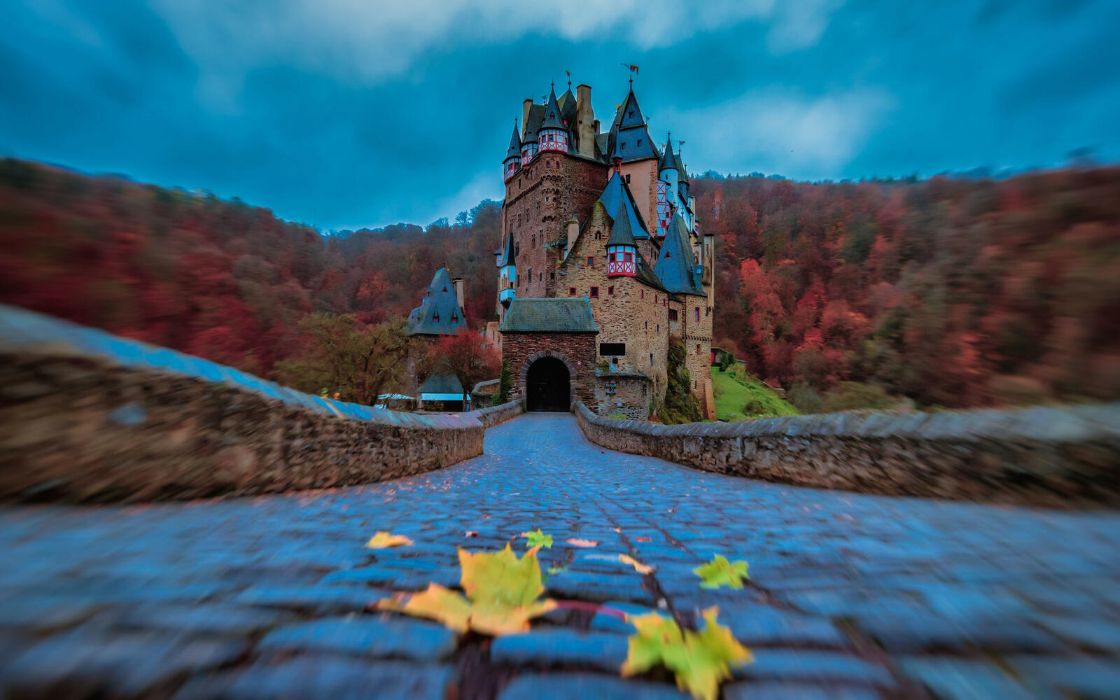 Free photo The cobblestone road leading to the castle of Eltz