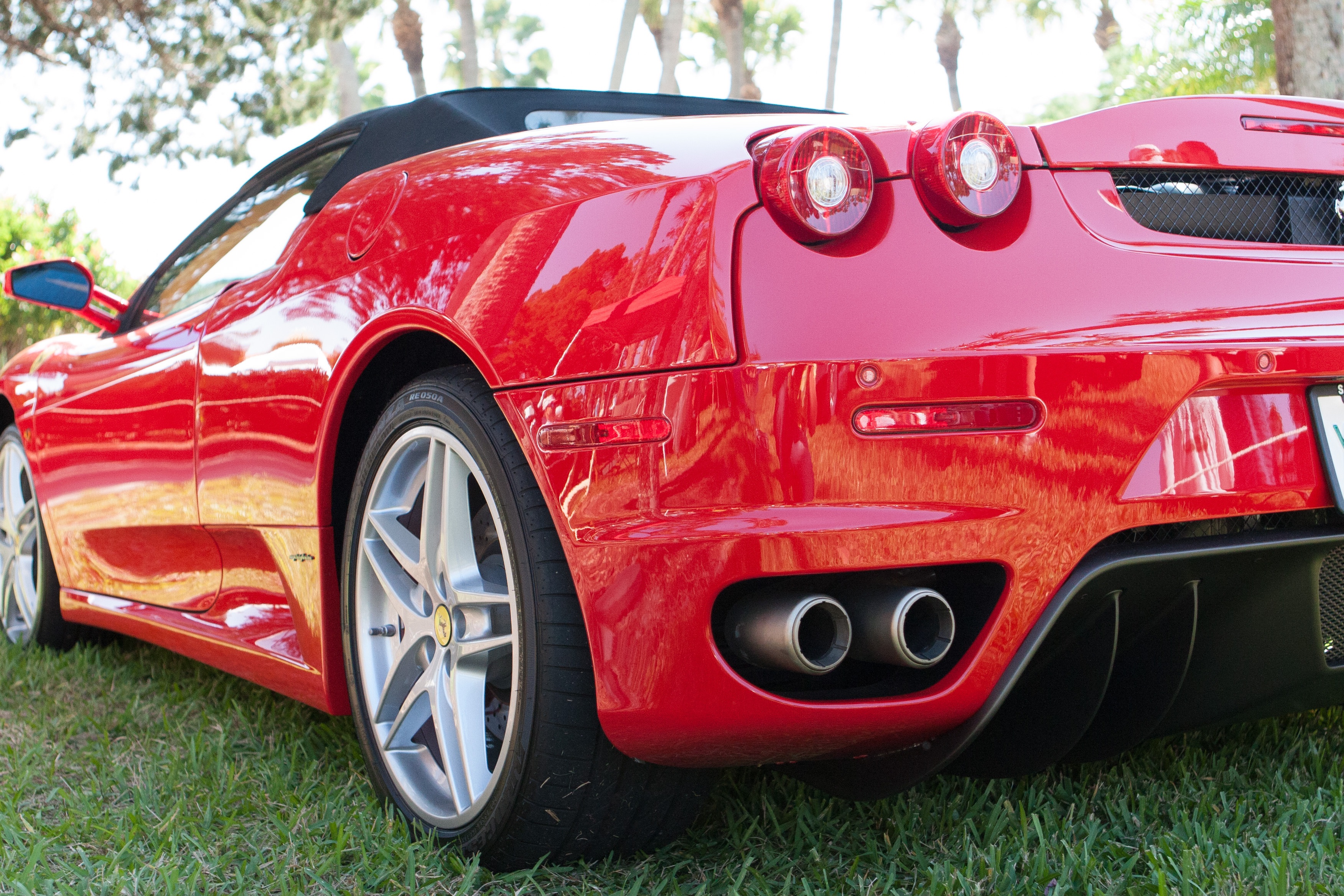 Free photo Wallpaper with red ferrari f430 rear view