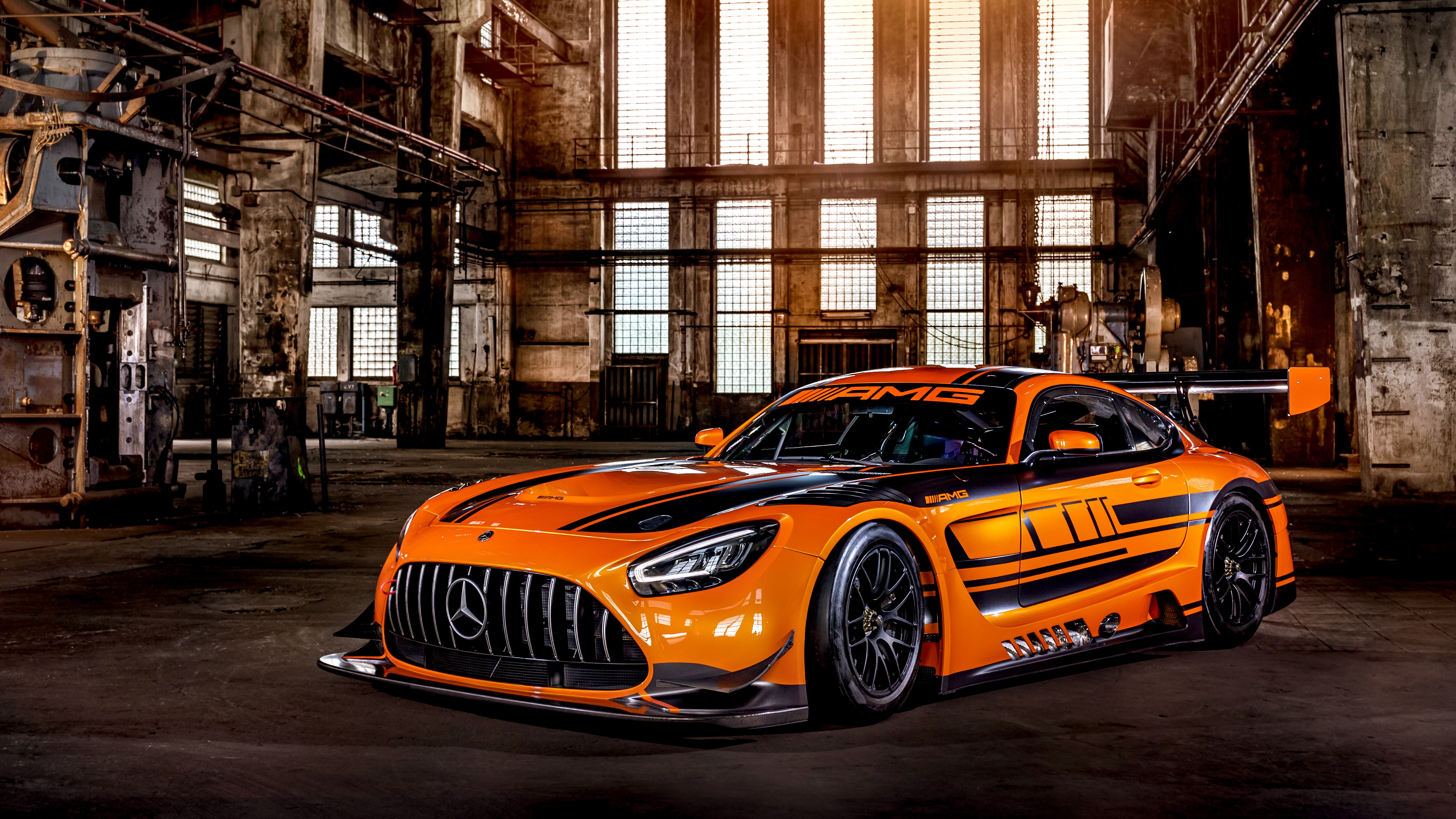 橙色的梅赛德斯-AMG GT3