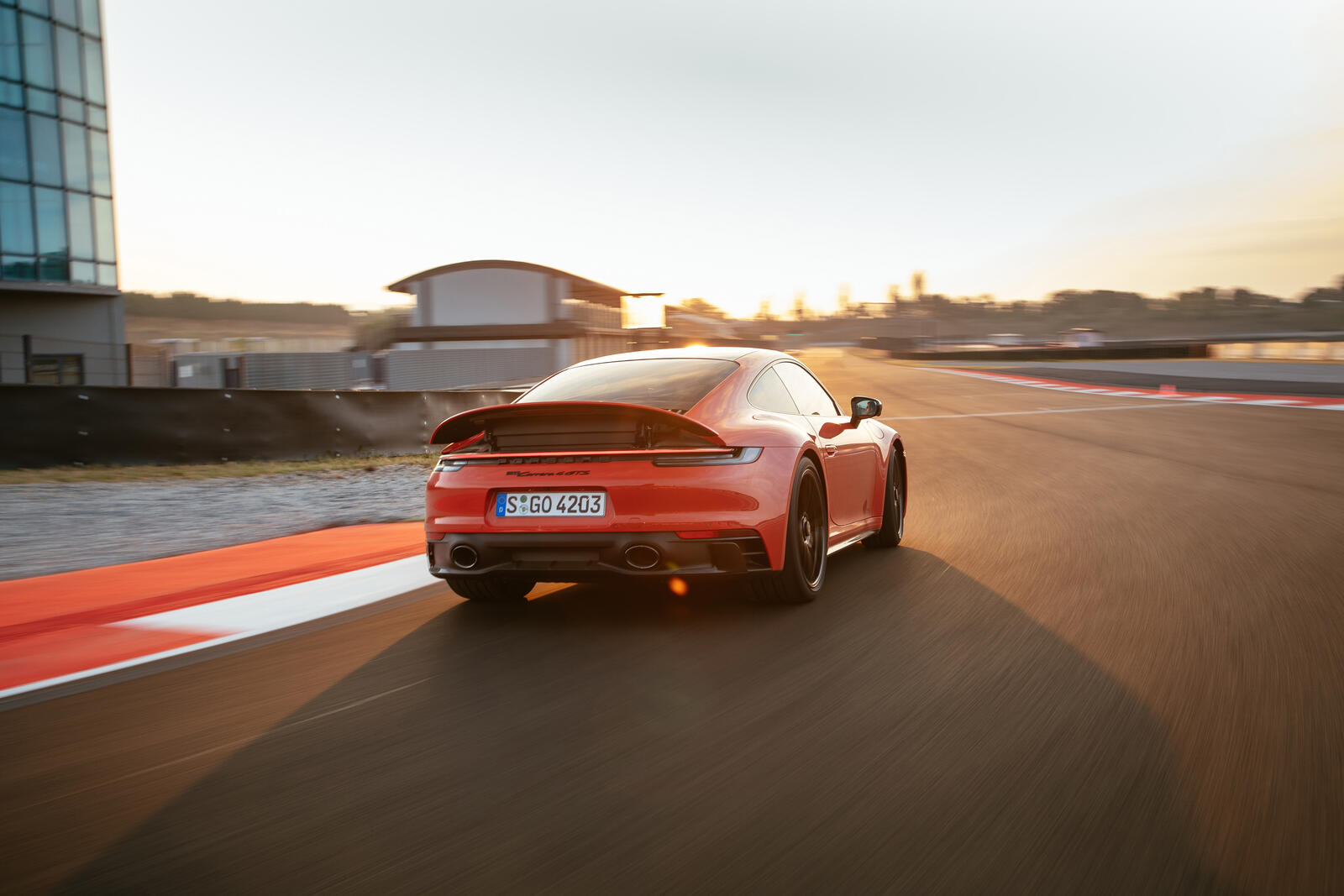 Бесплатное фото Красный Porsche 911 2021 года