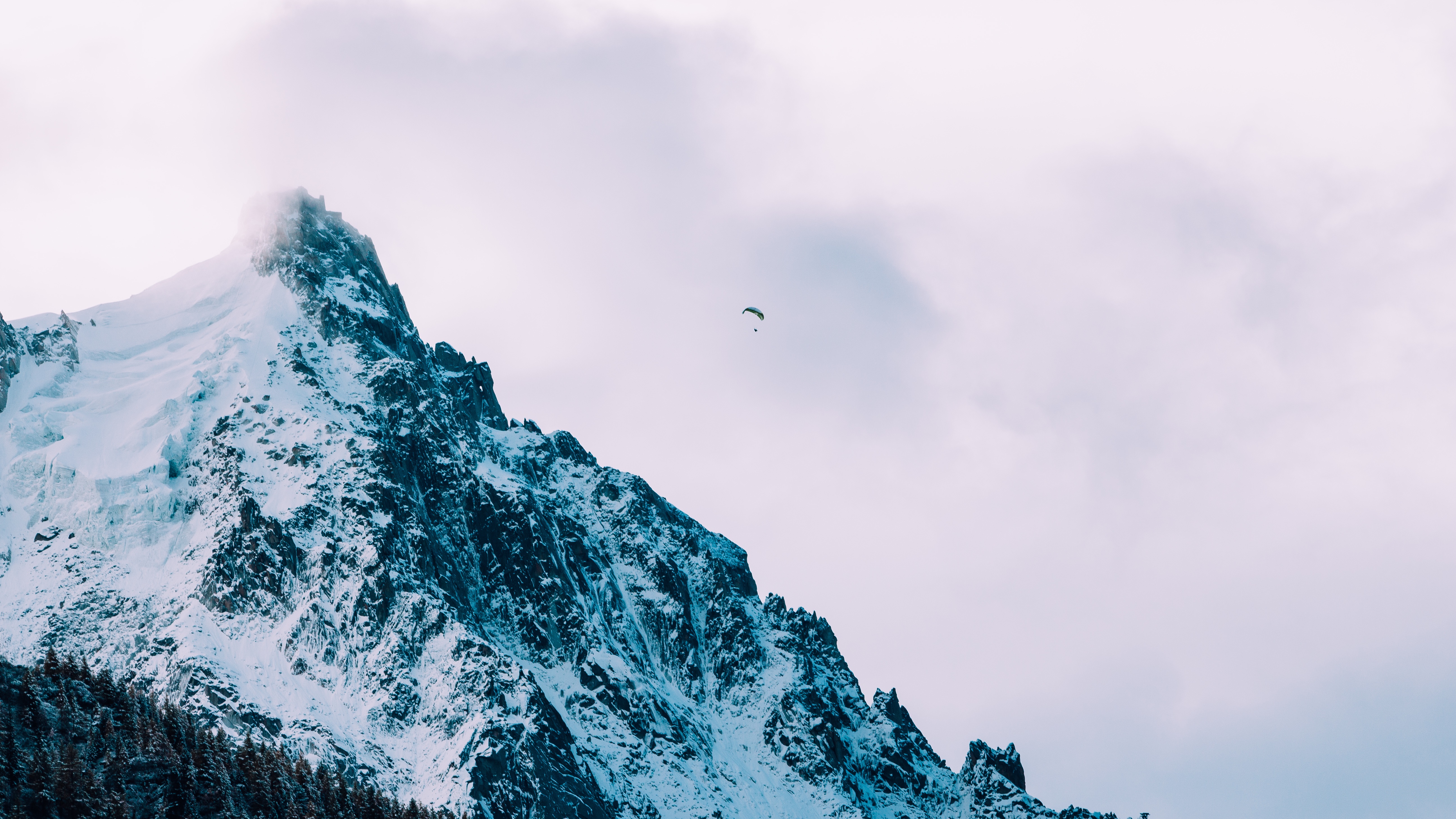 跳伞运动员在雪山上飞翔