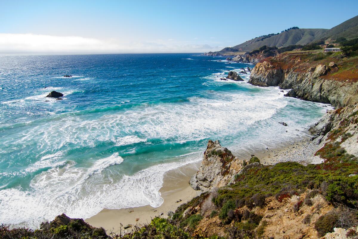 Скалистые берега в Калифорнии с красивым видом