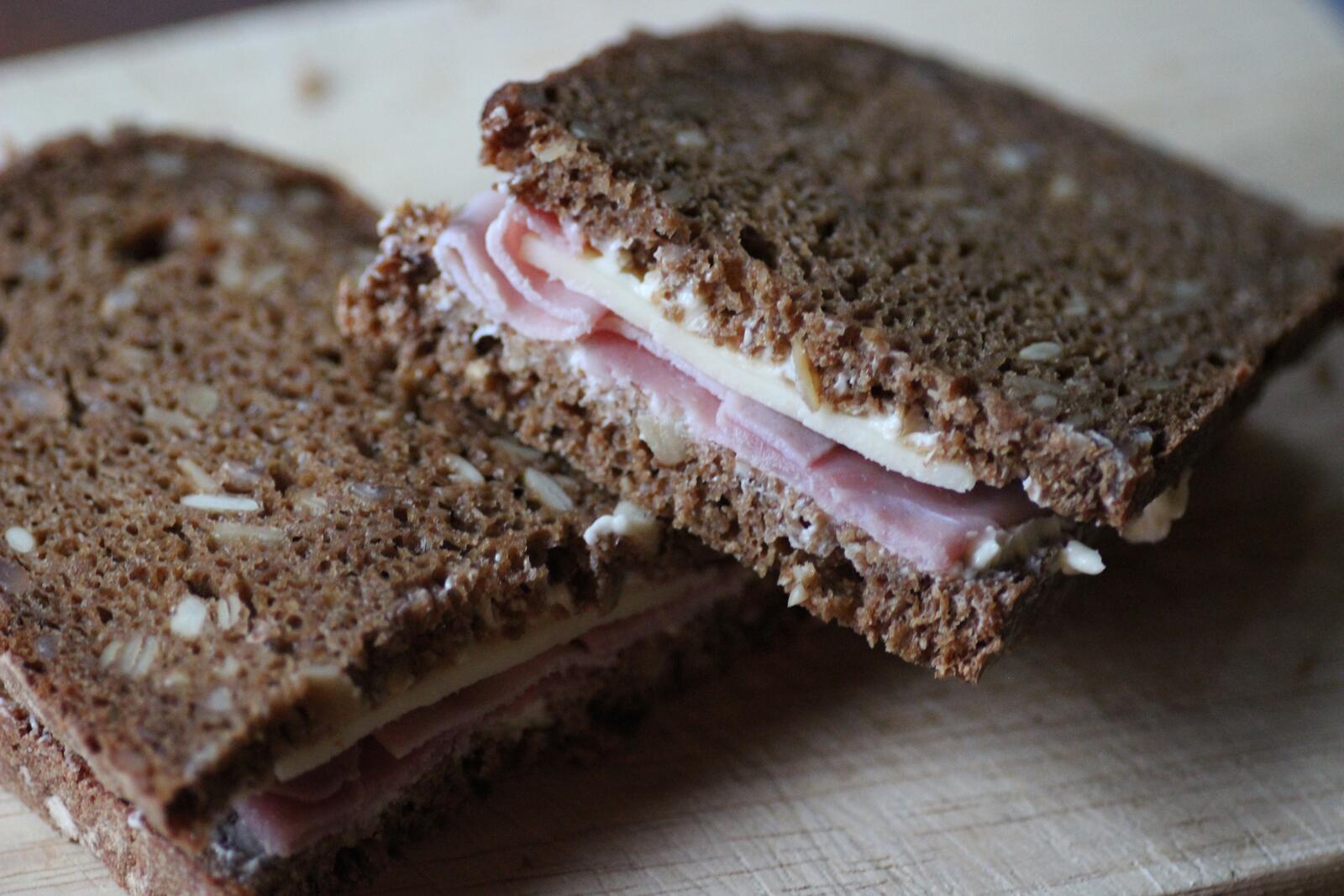 Бесплатное фото Сэндвич из черного хлеба с семечками
