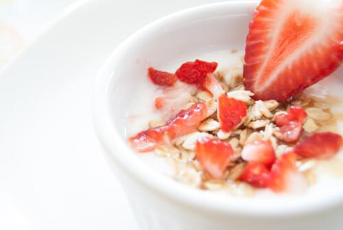 Cereal porridge with strawberries