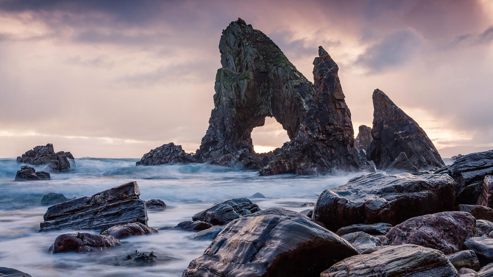 Free photo An interesting rock off the Irish coast