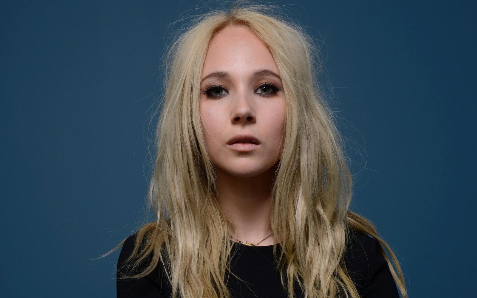 Free photo Portrait of blonde Juno Temple on a blue background