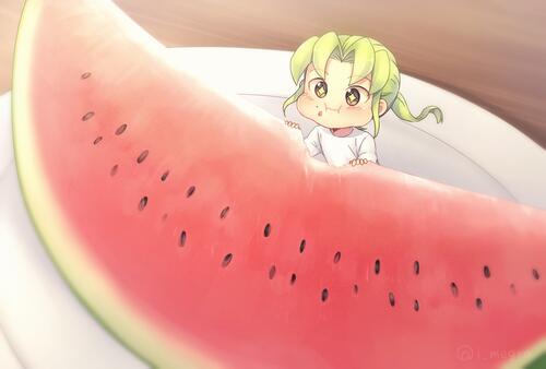 可爱的女孩吃着巨大的西瓜片