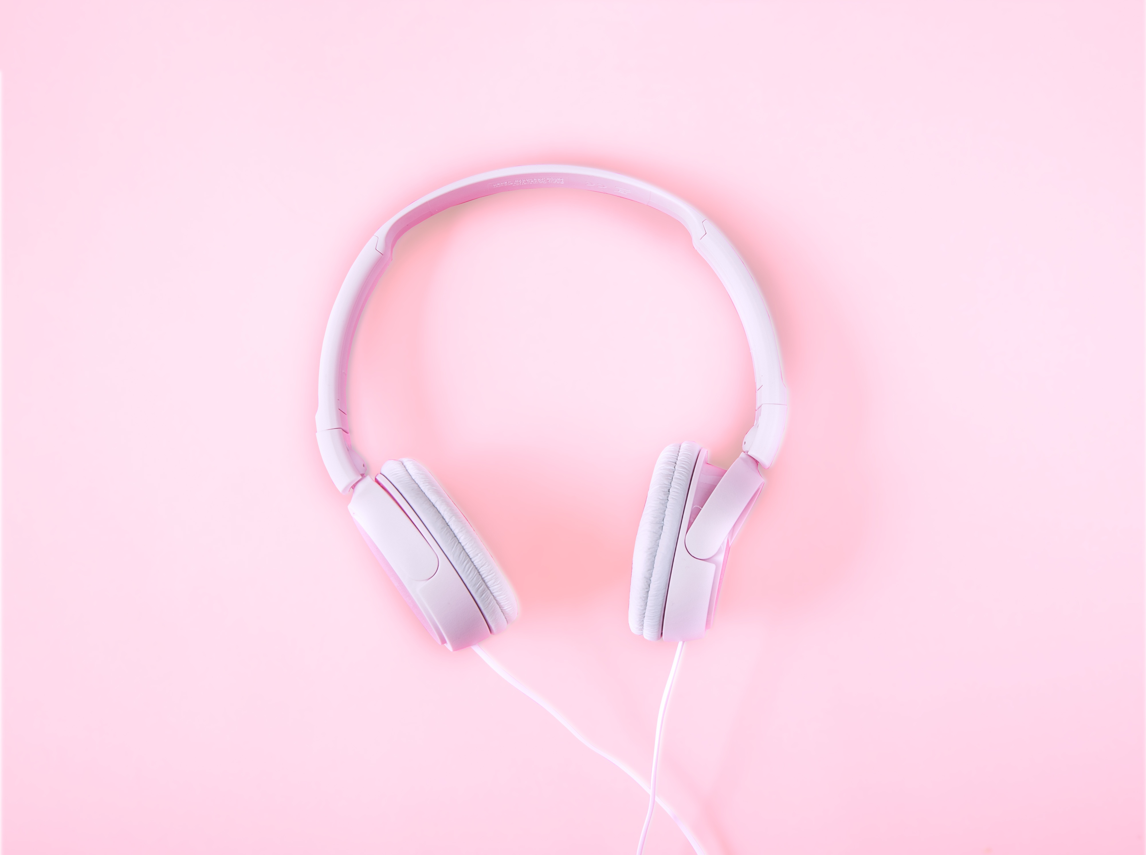 粉色背景上的耳机