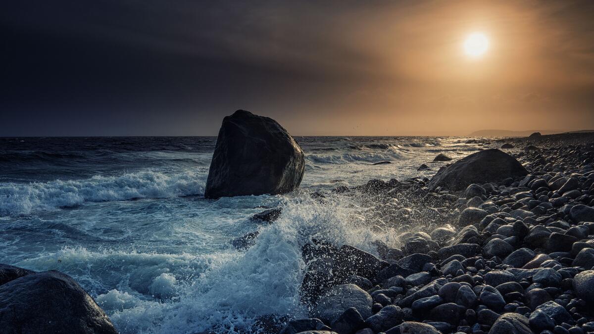Каменный пляж в норвегии на закате