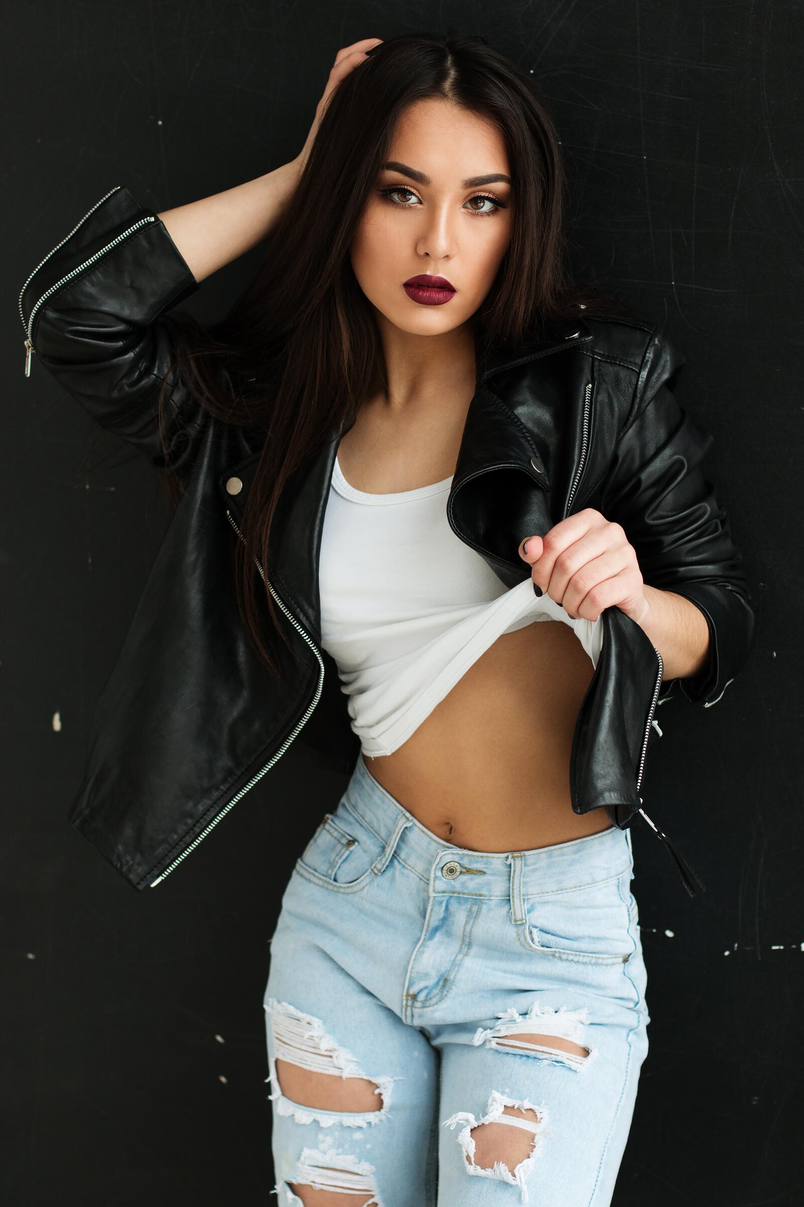 Бесплатное фото Красивая девушка в черной джинсовой куртке