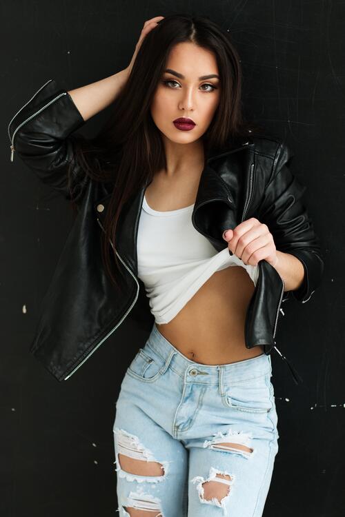 Красивая девушка в черной джинсовой куртке