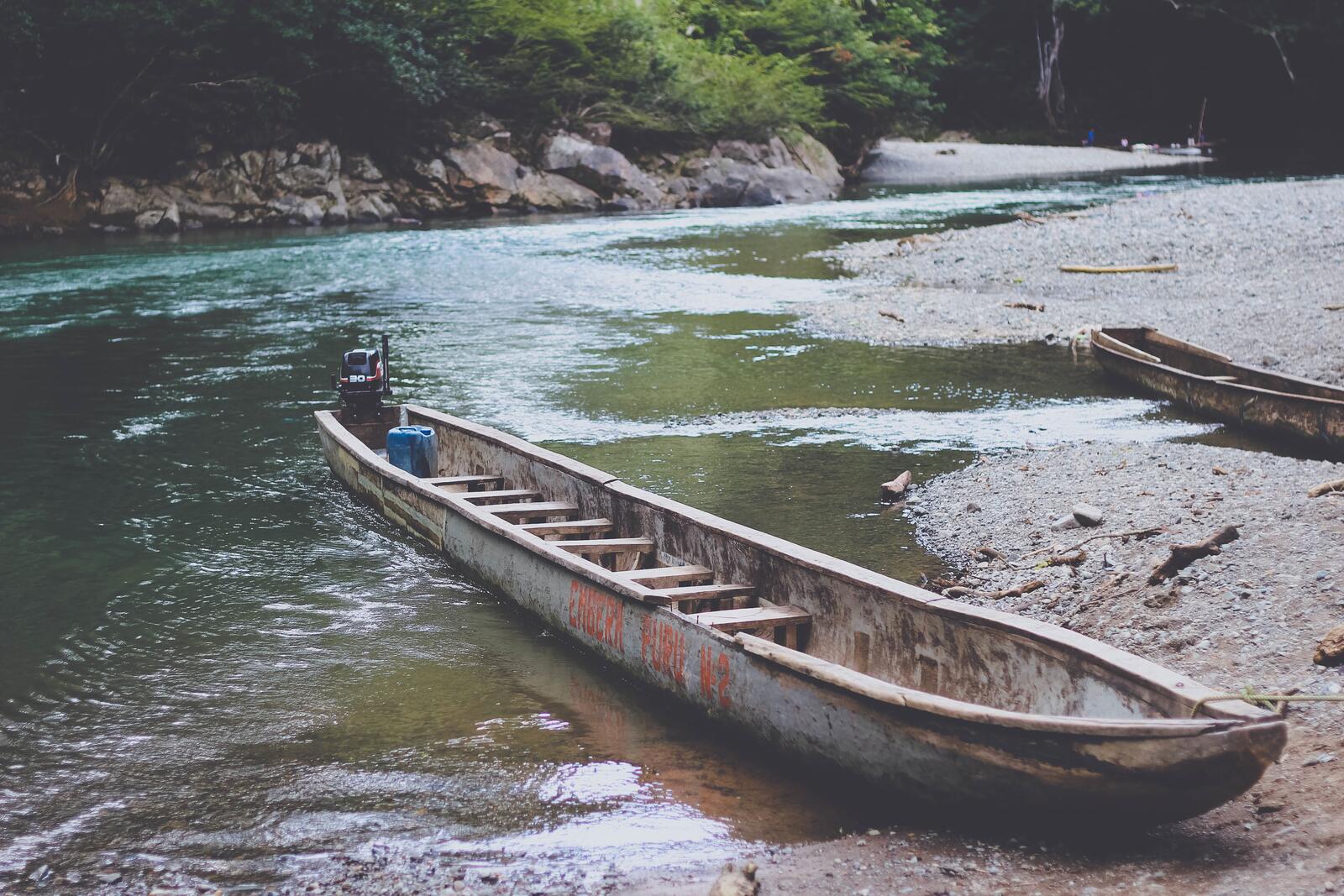 Бесплатное фото Старая лодка каноэ с двигателем