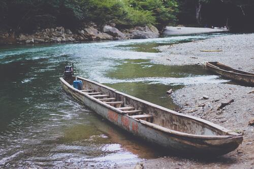 Старая лодка каноэ с двигателем