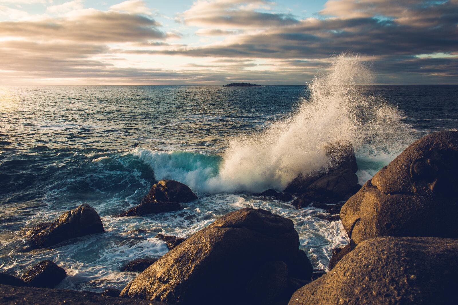 Бесплатное фото Морские волны разбиваются о скалы берега