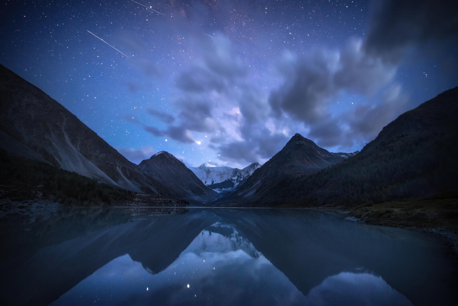 Бесплатное фото Небо с падающими звездами над озером