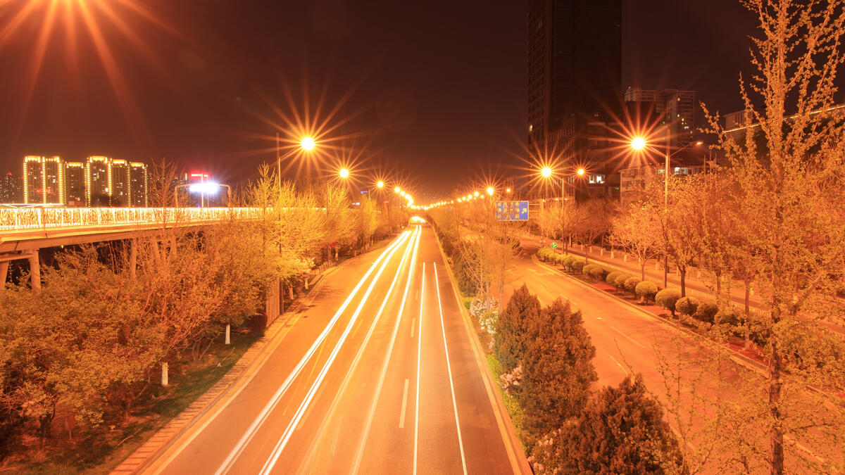 Китайский ночной город с дорогой