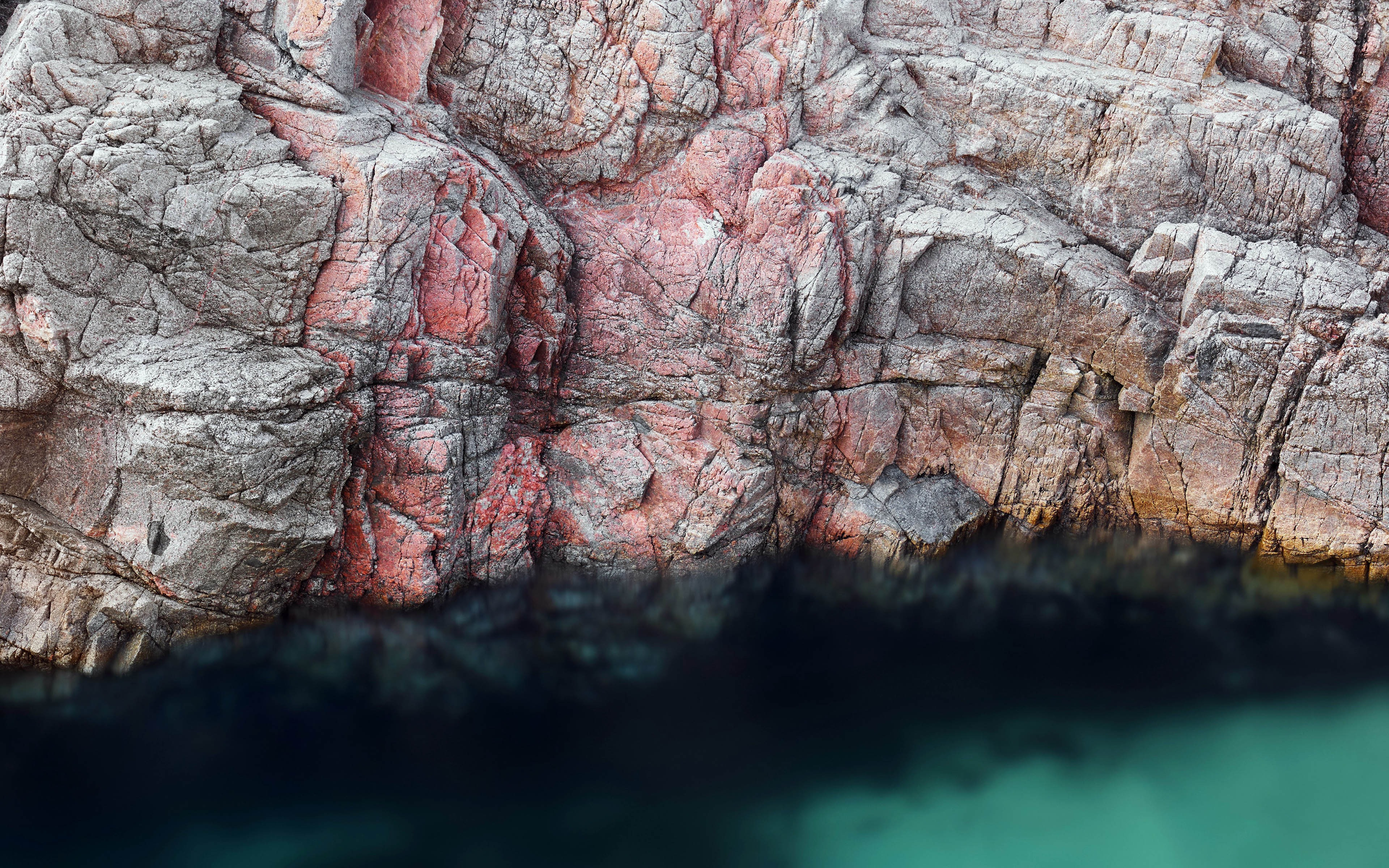 免费照片躲在清水中的岩石与悬崖