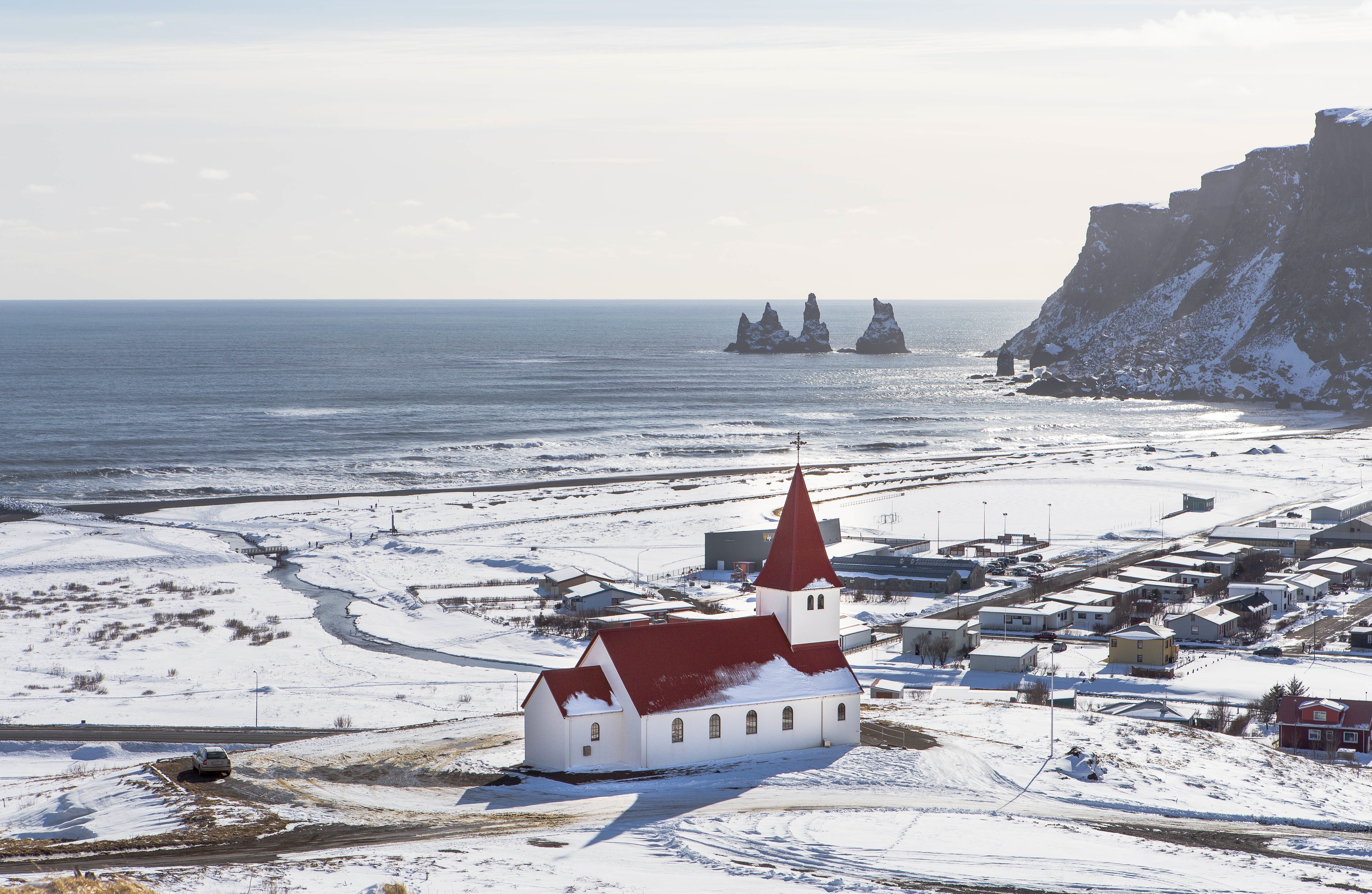 Бесплатное фото Церковь на побережье арктического океана