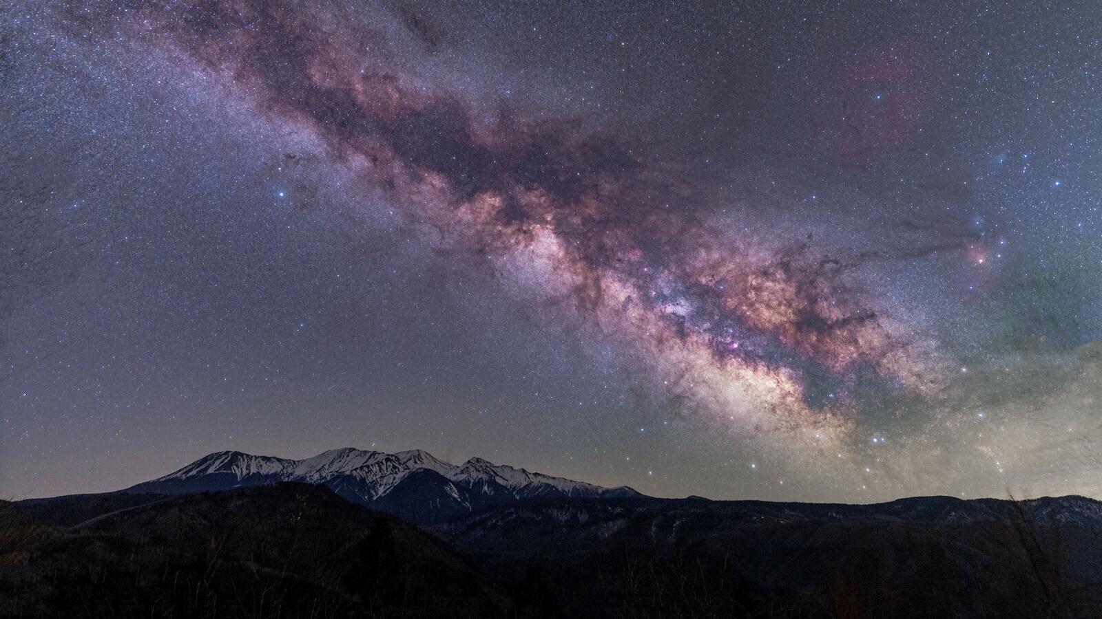 Free photo A clear starry night sky in the mountains