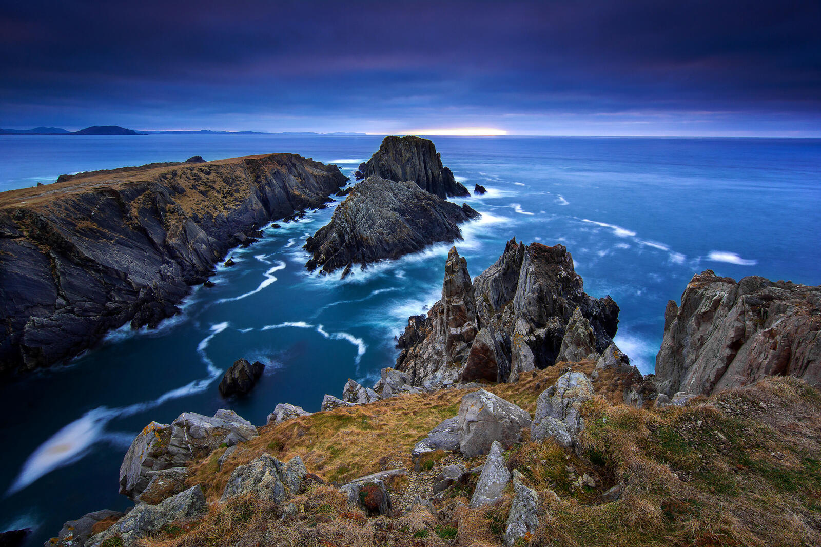 Free photo A beautiful rocky promontory in Ireland