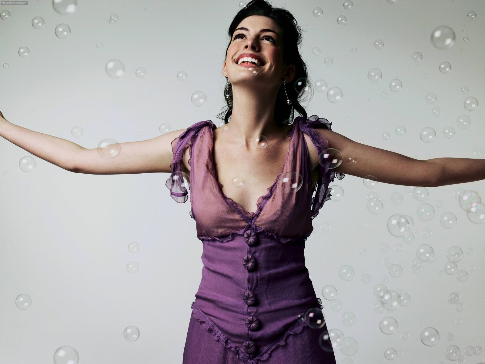 Бесплатное фото Энн Хэтэуэй радуется мыльным пузырям