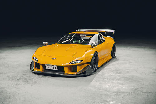 Мазда рх7 желтого цвета со значком Corvette