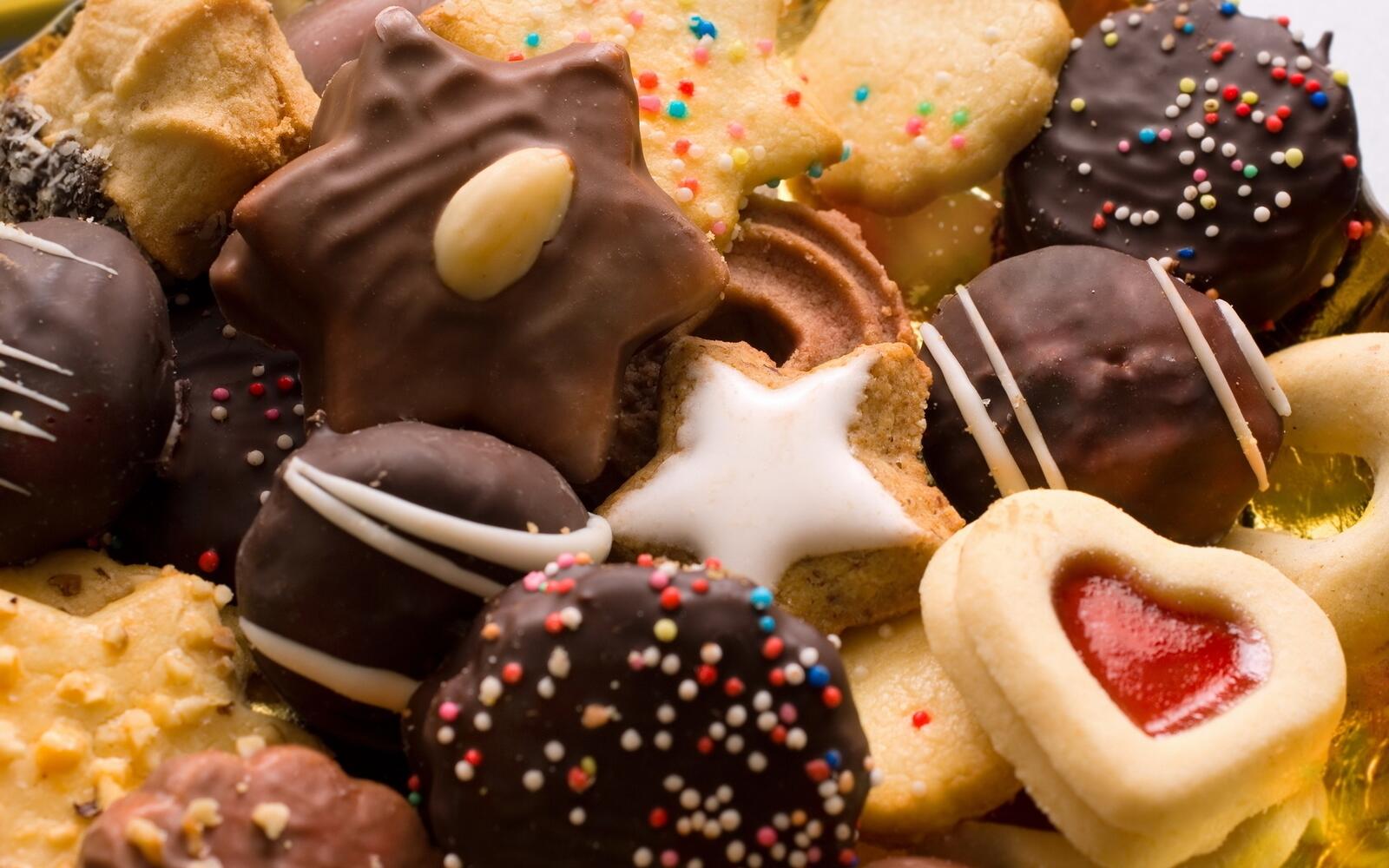 Бесплатное фото Вкусные печенье в глазури разных форм