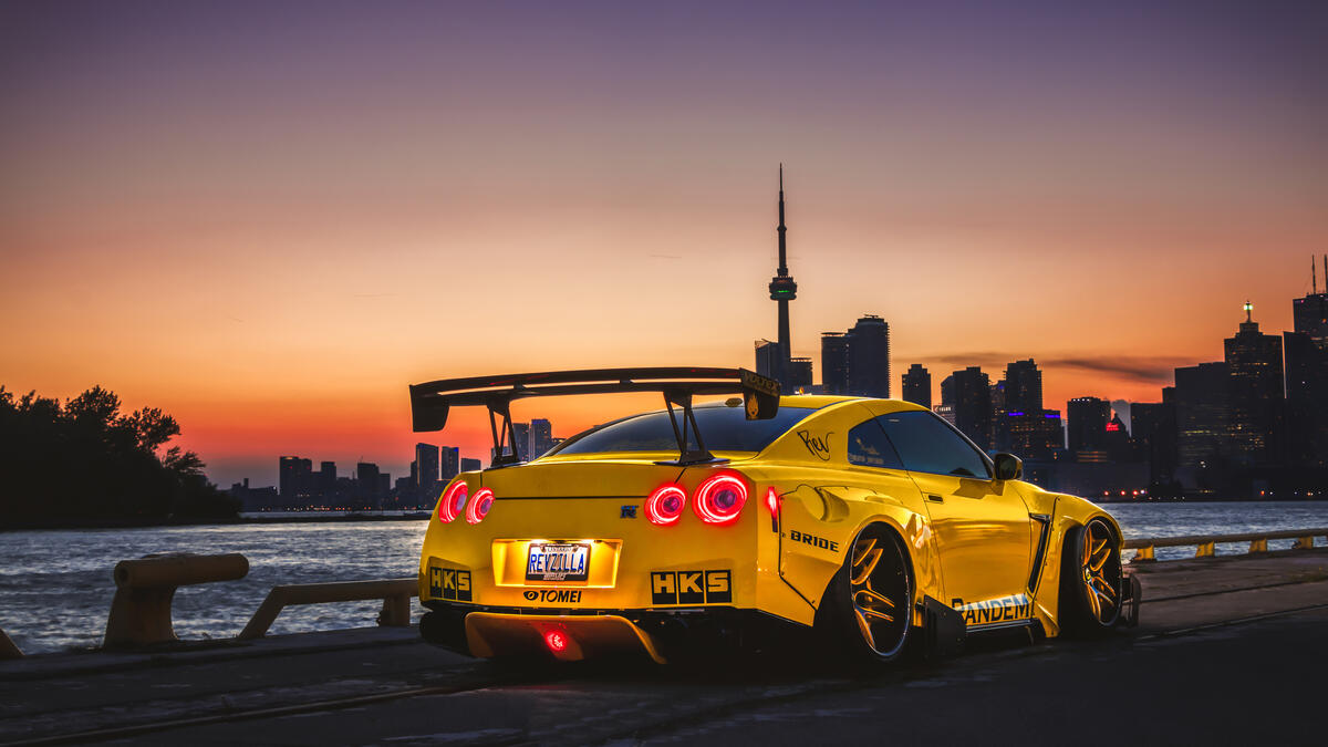 Тюнингованный желтый Nissan GTR на фоне ночного города